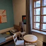 Hostel 25 *