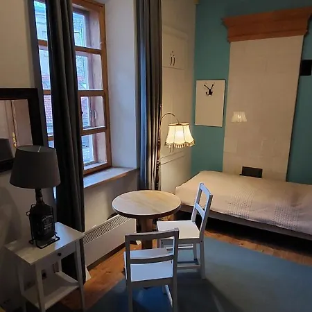 Hostel 25 *