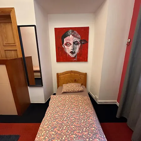Hostel 25
