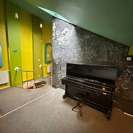 Hostel 25
