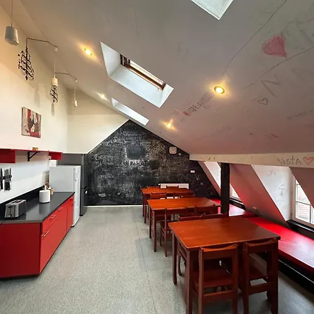 Nakvynės namai 25 *